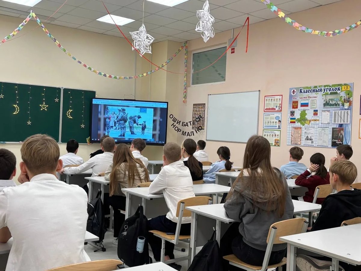 Сегодня в нашей гимназии понедельник начался традиционно - исполнение государственного гимна Российской Федерации и поднятие флага